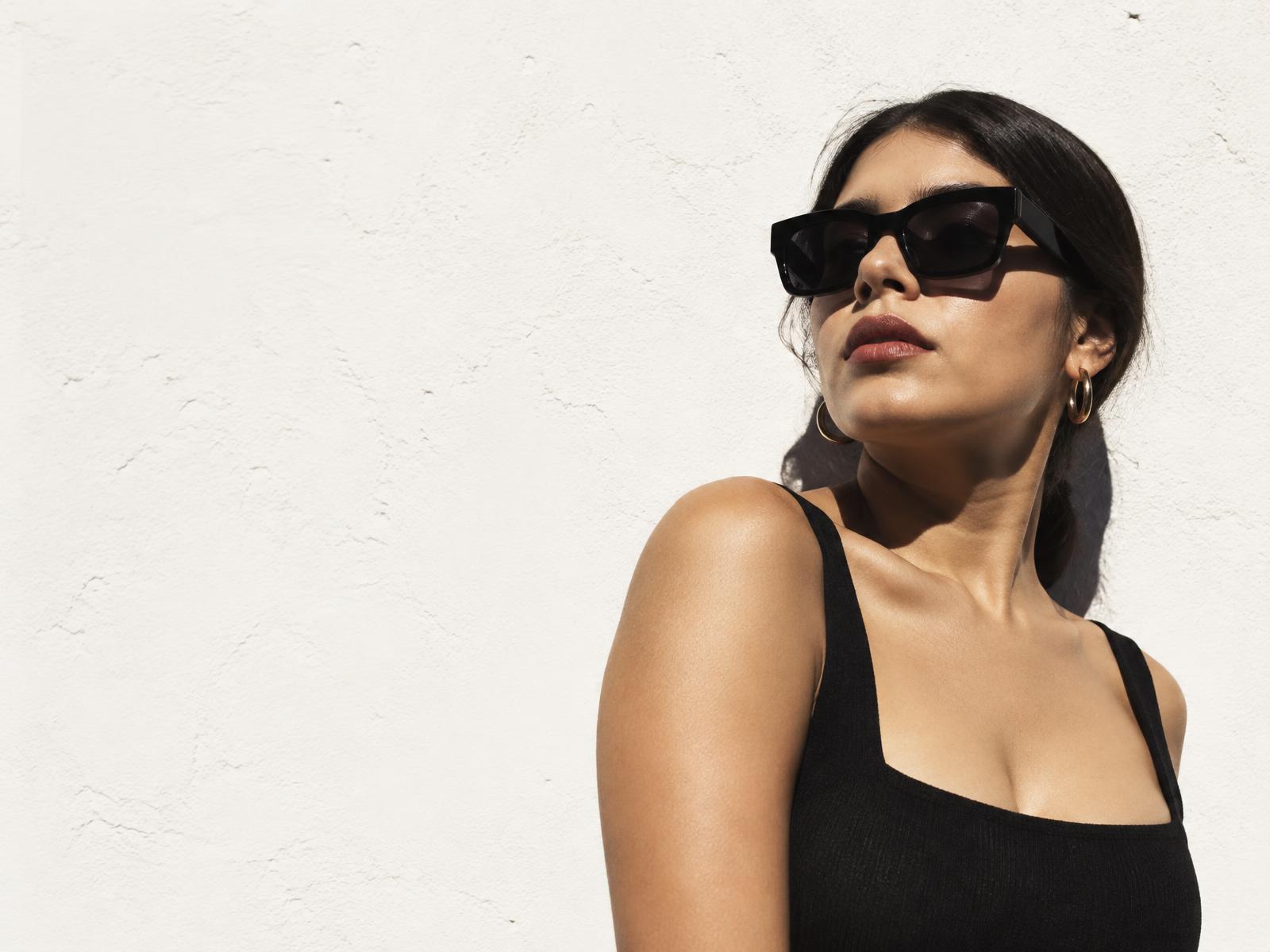 Mujer con lentes de sol LentesGB bajo el sol